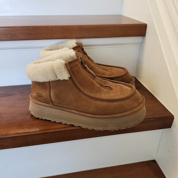 UGG Funkette Boot in chestnut in women's size US 8 - Picture 1 of 9